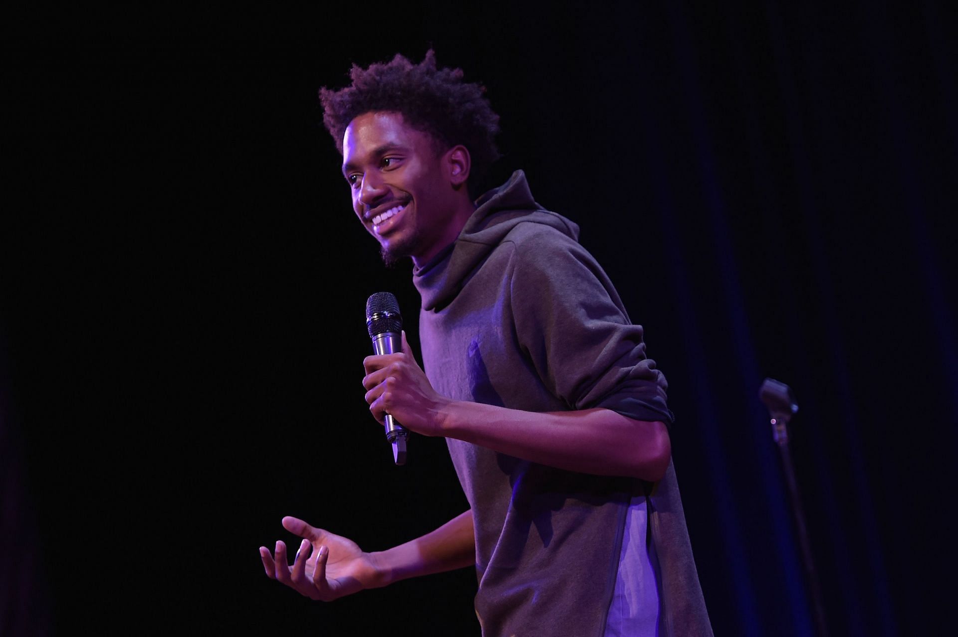 Jak Knight performs onstage during the TBS Comedy Festival 2017 (Image via Getty)